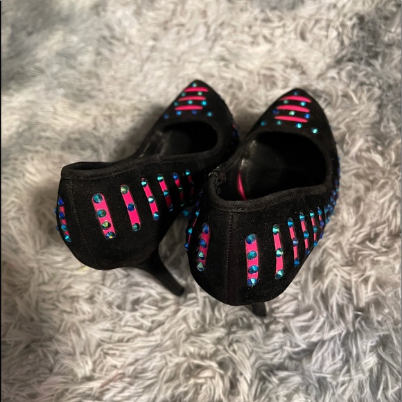 Black heels, pink accents size 8.5 - Picture 4 of 6